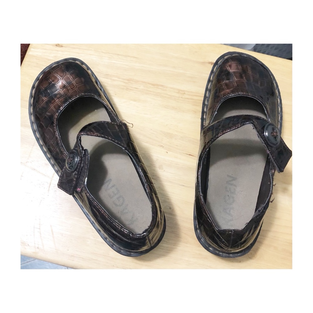 Kagen Nursing Shoes Used
